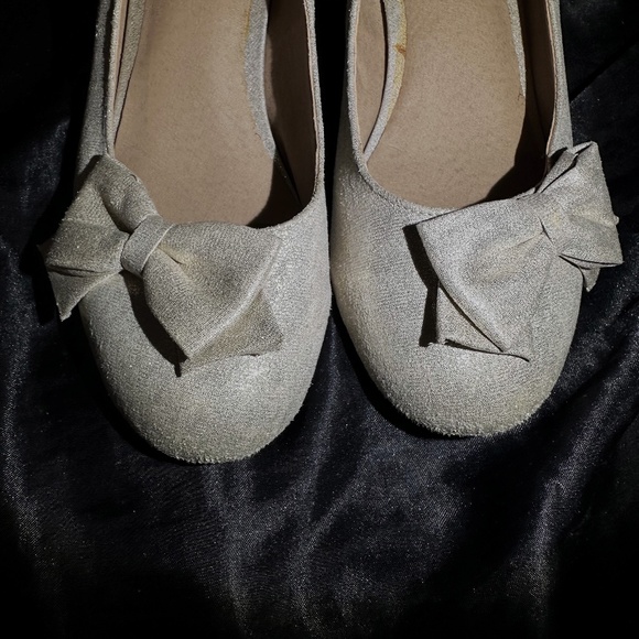 American Eagle Light Gold Glitter Bow Heels Size 6 - Picture 3 of 6